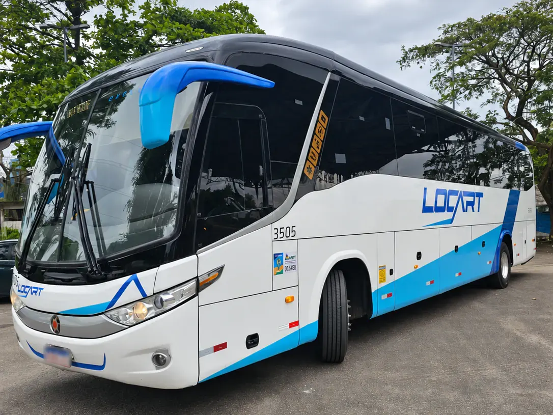 Ônibus rodoviário Locart 3505 branco e azul em vista dianteira de três quartos ao ar livre