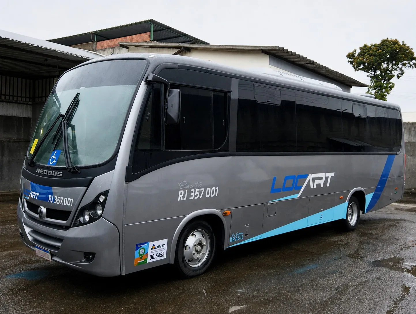 Micro-ônibus Locart RJ 357.001 visto por inteiro no pátio